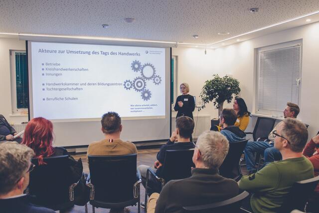 Silke Waterstrat von der Handwerkskammer Würzburg ist Projektkoordinatorin für den „Tag des Handwerks“, den die Bayerische Staatsregierung seit dem Schuljahr 22/23 an allen weiterführenden allgemeinbildenden Schulen in Bayern eingeführt hat. Das Foto zeigt sie beim 2. Forum für das Handwerk am 8.2.23 im News Verlag Miltenberg. | Foto: News creativ