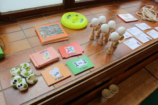 GORILLA Powergame mit dem Jahrbuch der Montessorischule  | Foto: Corina Winter