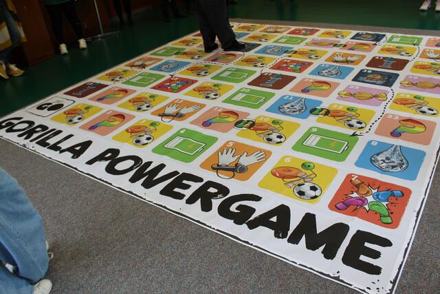 SchülerInnen als Spielfiguren beim interaktiven XXL-Leiterspiel | Foto: Corina Winter