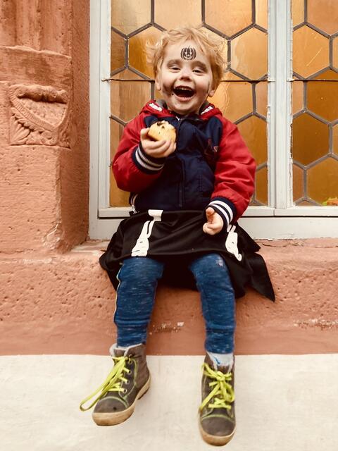 Ein strahlender Faschingsgast bei seiner kleinen süßen Pause. Muffin geht immer ;-)