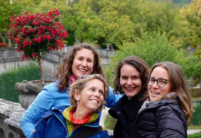 Gut gelaunte Frauen bei einem Ausflug im Würzburger Hofgarten.