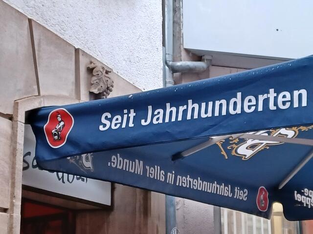 Wie hieß dieses Weinlokal in der Sandgasse? Siehe die Trauben über dem Eingang. | Foto: Wolfgang Giegerich