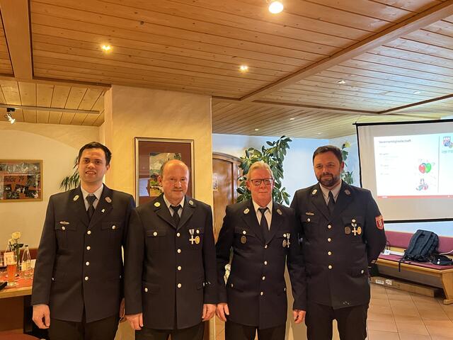 v.l.n.r. Matthias Lüft (1. Vorsitzender), Günther Hanel (40 Jahre aktive Mitgliedschaft), Erwin Wolf (40 Jahre aktive Mitgliedschaft), Florian Becker (1. Kommandant)