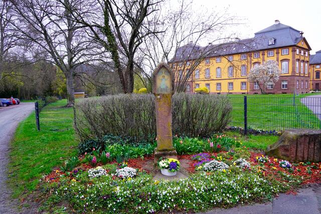 Altehrwürdiger Bildstock vor Schloss Löwenstein in Kleinheubach am Untermain. Ein Ausflug wert ist hier ein Spazierpark im Vorfrühling.  Bald blüht hier im geräumigen Park der Bärlauch. 