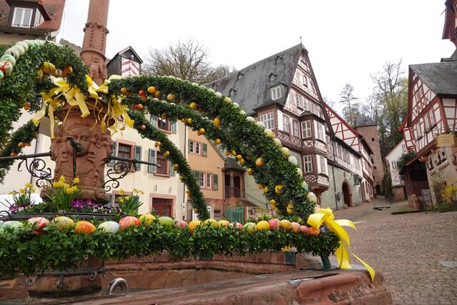 Osterbrunnen in Miltenberg am "Schnatterloch"