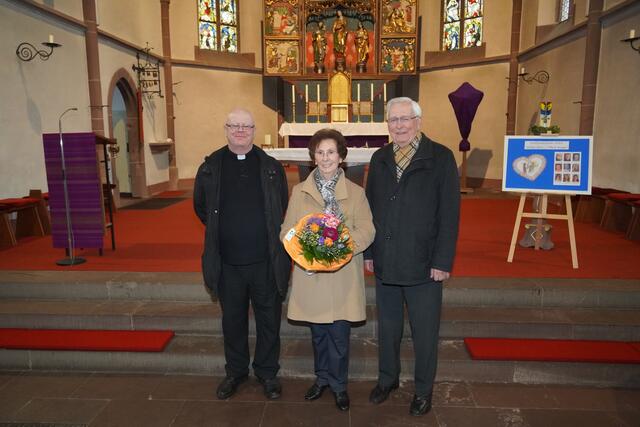 Ehrung von Organist Erich Köhler (hier mit Ehefrau Helga) durch Pfarrer Artur Fröhlich in Eichenbühl. Foto Roland Schönmüller
