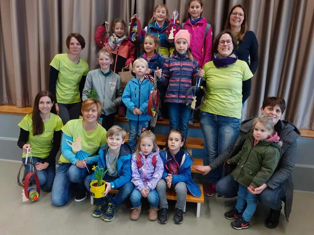Ein Teil der Kinder und Helfer des diesjährigen Osterbastelns | Foto: Juliane Reichert