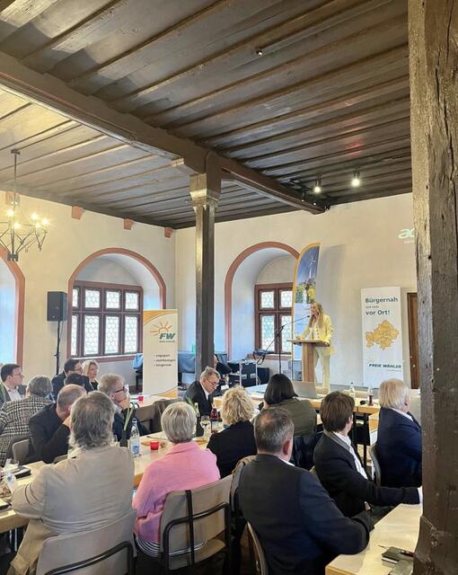 Blick in den Saal des historischen Rathauses in Dettelbach bei der Eröffnungsrede von Anna Stolz