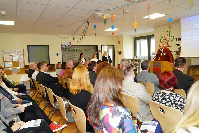Vorstellung der BRK-Tagespflege (von links):
Einrichtungsleiterin Nicole Wetterauer, Pflegedienstleiterin Irina Knecht sowie Bereichsleiterin Katja Konrad sowie BRK-Geschäftsführer Edwin Pfeifer.