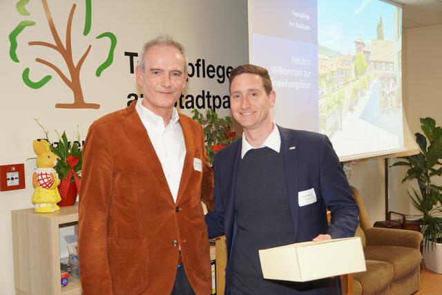 Mit Optimismus in die Zukunft

BRK - Kreisgeschäftsführer Edwin Pfeifer (links): „Erfreulicherweise haben wir so – durch eine positive Haltung und das ist für ein im Kern ambulanter Pflegedienst eine stolze Zahl - zur Zeit sieben eigene Auszubildende in Kooperation mit den Pflegeschulen in Wertheim und Erlenbach am Main unter Vertrag.
Und die ersten drei Ausbildungsverträge haben wir für den Herbst 2023 bereits geschlossen.

Das Engagement der Kollegen und Praxis-Anleiter für zusätzliche Aufgaben ist sensationell und vorbildlich.“