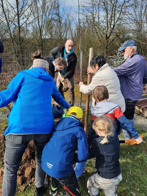 3 Generationen packen mit an. | Foto: privat