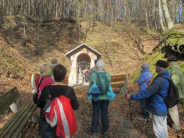 An der Grotte beim Marienlied singen. | Foto: Ferdinand Lang