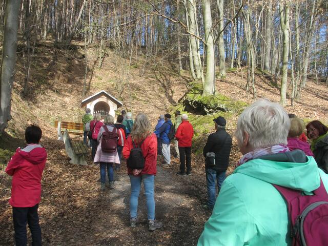 An der Grotte beim Marienlied singen. | Foto: Ferdinand lang