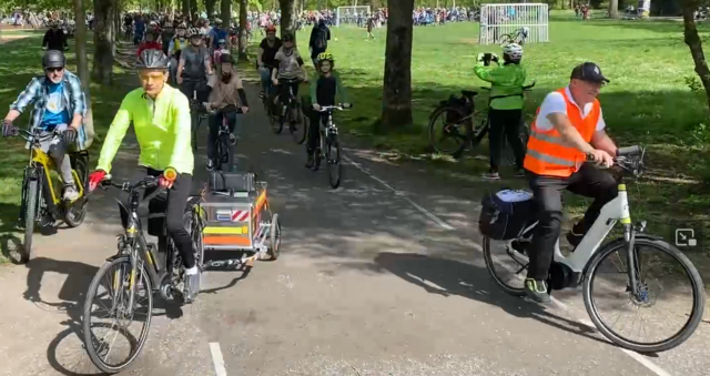 Start der Raddemo am letzen Sonntag von der Grossmutterwiese zur B 8 nach Mainaschaff  | Foto: Wolfgang Winter