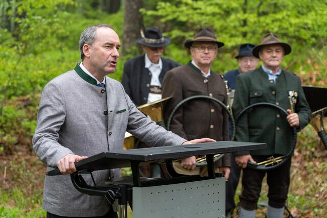  Hubert Aiwanger, stellvertretender Ministerpräsident und Bayerischer Staatsminister für Wirtschaft, Landesentwicklung und Energie, zeigte sich überzeugt, dass die Odenwald-Landkreise auch in Zukunft eine sehr dynamische Entwicklung nehmen werden. | Foto: StMWi/ E. Neureuther