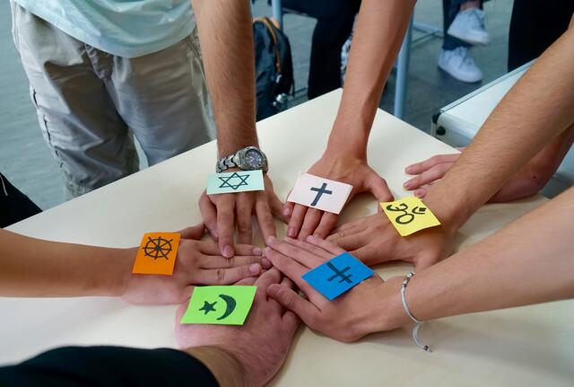 n einer multikulturellen Gesellschaft wie Deutschland ist es bedeutsam, Toleranz und Verständnis für verschiedene Religionen und Kulturen zu fördern. Unser Bild entstand in einer Berufsintegrationsklasse in Miltenberg.
Foto Roland Schönmüller