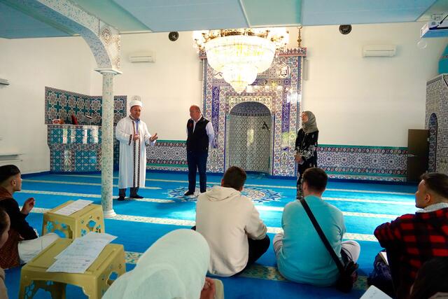 Ein Besuch in einer Moschee – wie hier in Miltenberg - kann eine wertvolle Erfahrung für Jugendliche sein, um die Vielfalt der Religionen und Kulturen in Deutschland zu schätzen und zu verstehen. Foto Roland Schönmüller