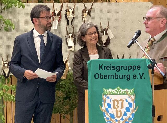 BJV-Kreisgruppenvorsitzender Klaus Peter Gerhart (rechts) und Jens Marco Scherf nehmen Abschied von Regina Groll, die in den Ruhestand geht. | Foto: Ruth Weitz