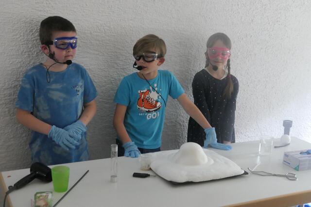 Mit einer magischen Show begeisterten die Magical Science Kids die Gäste des Muttertagscafé in Wessental. 