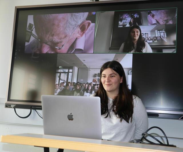 Eine Schülerin des JEG im Gespräch mit William Freund. | Foto: Thum