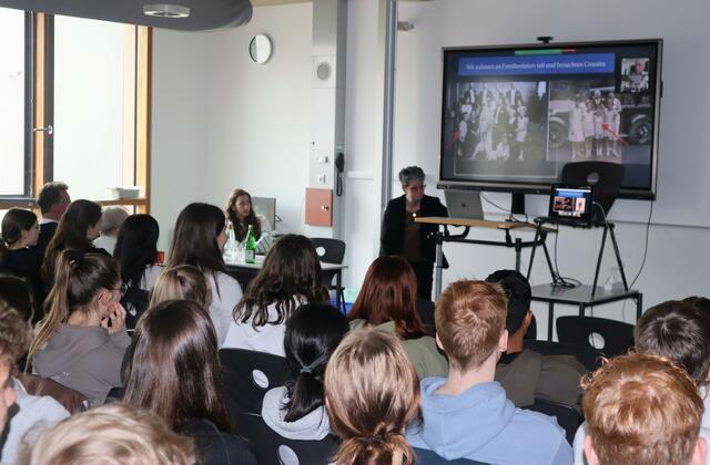 Gespannt lauscht die Q 11 des JEG der Präsentation über die Familie Freund. | Foto: Thum