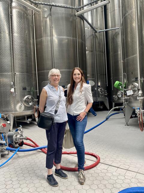 Astrid Stein aus Laufach mit Kreisrätin Maili Wagner vor den Edelstahltanks.
