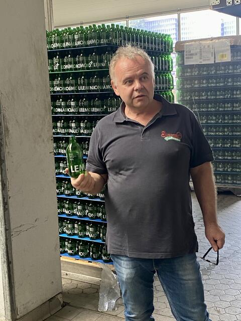 Geschäftsführer Holger Stenger erklärt den Vorteil von Mehrweg.