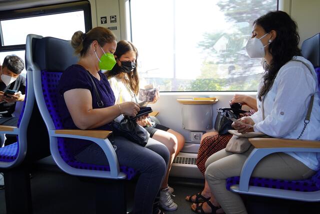 Zugbegleiter überwachen den Zugbetrieb, kümmern sich um die Fahrgäste, kontrollieren Tickets und sorgen für die Sicherheit an Bord.