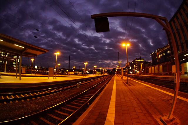 Das Unternehmen der Deutschen Bahn bietet eine breite Palette von Beschäftigungsmöglichkeiten in verschiedenen Bereichen, darunter Technik, Verwaltung, Logistik, Marketing und mehr.