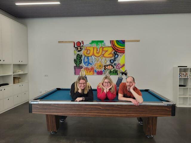 Franziska Frankenberger (Mitte), Leiterin des Jugendzentrums Miltenberg und ihre Kollegen Theresa Sorger (links) und Christoph Fuchs-Schnabel (rechts). | Foto: privat