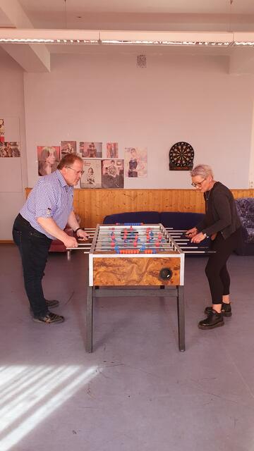 Bürgermeister Gernot Winter und Christine Menzel, die Leiterin 
des Jugendtreffs, am Tischkicker. | Foto: privat