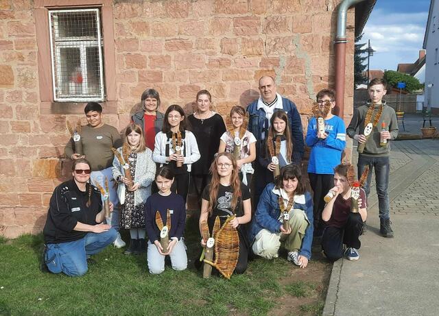 Kathleen Nusser-Precht (vorne links) bietet im Jugendtreff Niedernberg eigene Angebote, meist im künstlerischen Bereich an. | Foto: privat