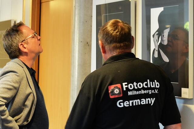 Links: Bürgermeister Kahlert, rechts Bernd Ullrich, 1. Vorsitzender Fotoclub Miltenberg | Foto: Theo Brossler