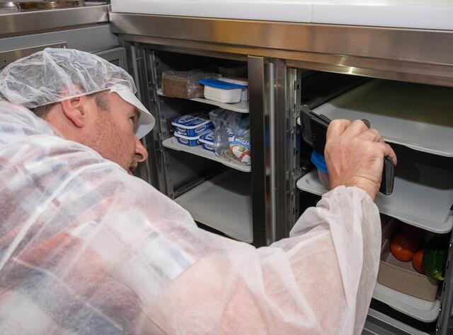 Stimmt die Hygiene im Kantinenkühlschrank? Lebensmittelkontrolleur Elmar Fuchs prüft, ob sich Schimmel gebildet hat. | Foto: © Winfried Zang