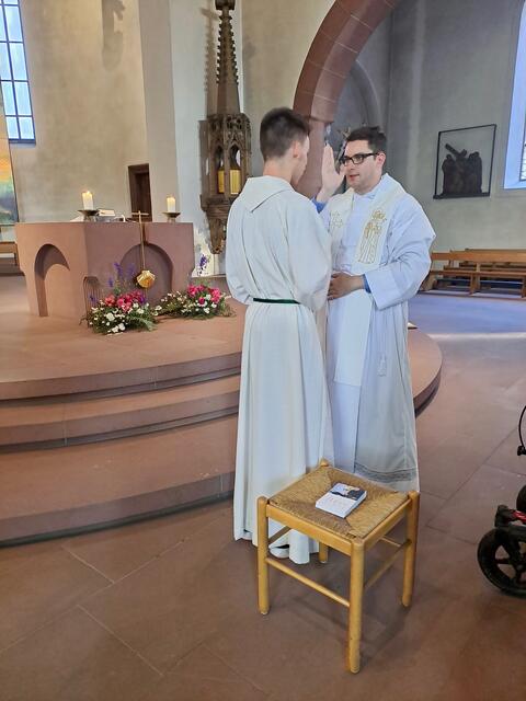 Neupriester Tommy Reißig spendet den Einzelprimizsegen | Foto: Martin Winkler