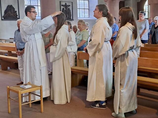 Durch Handauflegung spendete Neupriester Tommy Reißig den Einzelprimizsegen | Foto: Martin Winkler