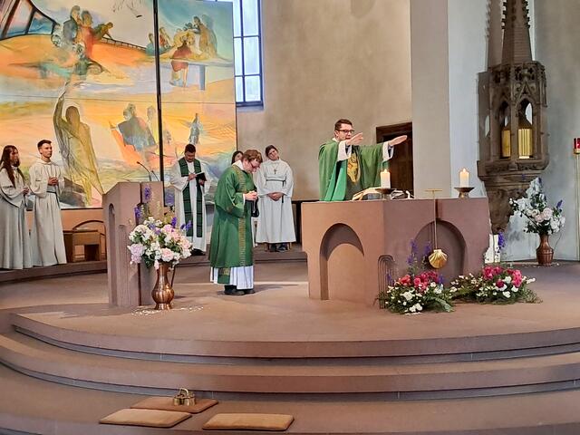 Neupriester Tommy Reißig (derzeit Kaplan in Heigenbrücken) feierte seine Nachprimiz in Miltenberg | Foto: Martin Winkler