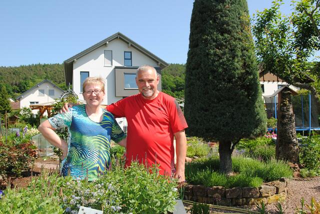 Christa und Walter Schmitt aus Großheubach haben ihren Garten mit Gemüse- und Kräuterbeeten sowie großzügigen Sitz- und Spielmöglichkeiten abwechslungsreich für Jung und Alt gestaltet. | Foto: Andrea Kaller-Fichtmüller