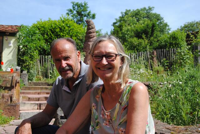 Gabi und Ralf Erben aus Mönchberg haben aus einer ehemals trostlosen Hinterhofecke ein kleines gärtnerisches Paradies geschaffen. | Foto: Andrea Kaller-Fichtmüller