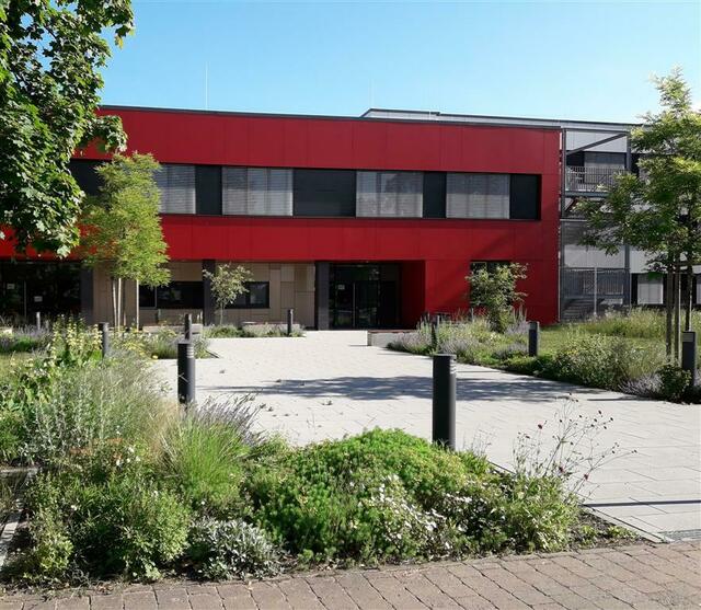 Das Hermann-Staudinger-Gymnasium in Erlenbach ist mit seinem Schulgarten beim Tag der offenen Gartentür dabei. | Foto: Landratsamt Miltenberg