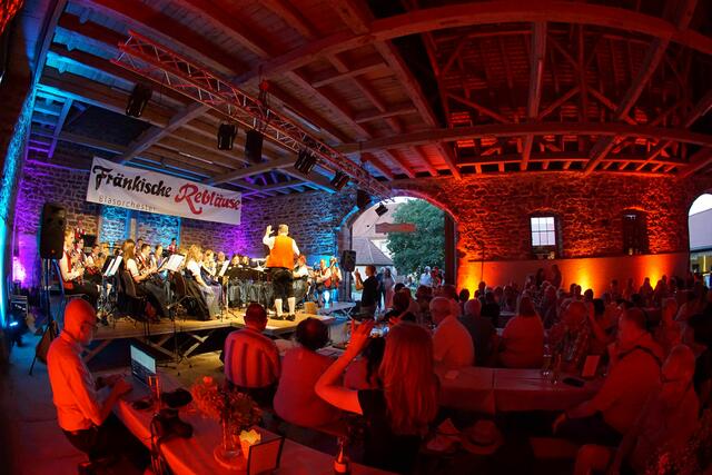 Romantik pur - Die Sommer-Serenade auf dem Rauenberger Dürrhof war eine besonderer Erfolg. Foto Roland Schönmüller