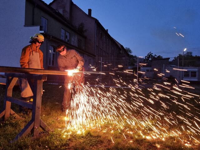 Ausbilder Dr. Matthias Zipf demonstrierte, wie der Schneidbrenner zu führen ist. | Foto: THW Miltenberg 