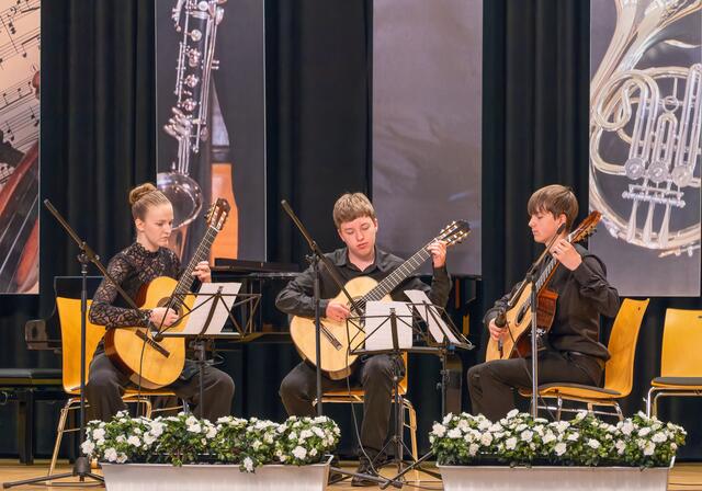  Ein Hörgenuss war der Vortrag des Zupftrios mit (von links) Charlotte Brescher, Jona Brand und Finn Wieland. | Foto: Winfried Zang