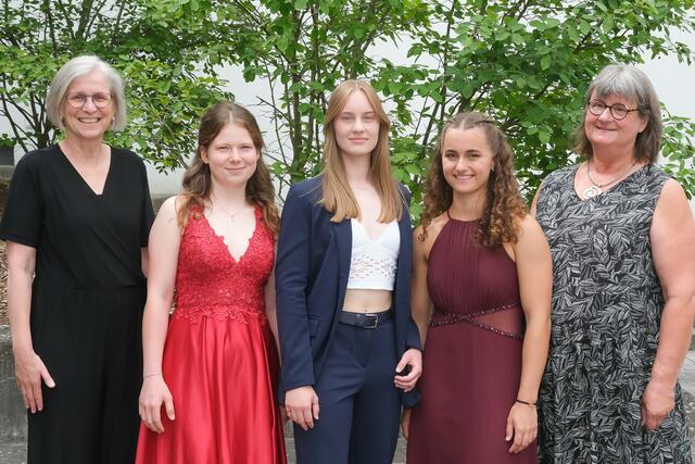Schulleiterin Petra Hein (l.) und Oberstufenkoordinatorin Susanne Schneider (r.) mit den besten Schülerinnen des Jahrgangs: Marie Rauschenbach, Sina Kunkel und Adriana Bethke. | Foto: Carmen Stripp