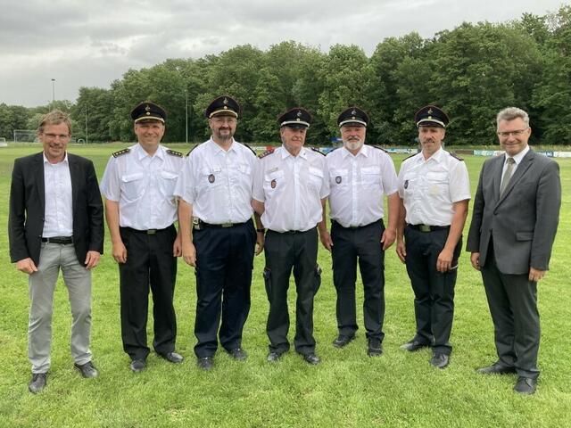 Verabschiedung von Schiedsrichter Uwe Bender (Mitte), der mit der Goldenen Ehrennadel des Kreisfeuerwehrverbandes Neckar-Odenwald-Kreis ausgezeichnet wurde. | Foto: Landratsamt Neckar-Odenwald-Kreis