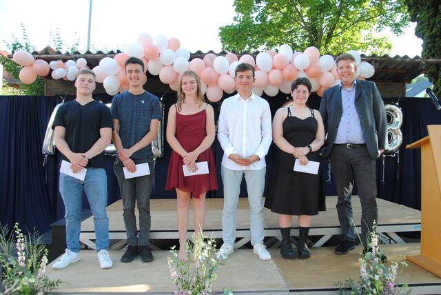 Die Schulbesten wurden durch den Förderverein geehrt: Sauer Manjana, Schubert Henry, Aminian Katharina, Zink Liam und Wörner Maurits mit dem 1. Vorsitzenden des Fördervereins Thomas Beilharz.  Bieberle Christian, Berres Niklas und Specht Daria fehlen auf dem Bild.