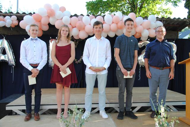 Die Klassenbesten wurden vom Elternbeirat geehrt: Zink Liam, Schubert Henry, Sauer Manjana und Christian Bieberle mit Elternbeiratsvorsitzenden Roland Seyfried (rechts).