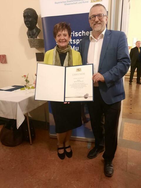Rosi Aulbach und der Präsident des Bayerischen Musikrats Dr. Helmut Kaltenhauser | Foto: Hutzelgrund-Theater/Walter Aulbach