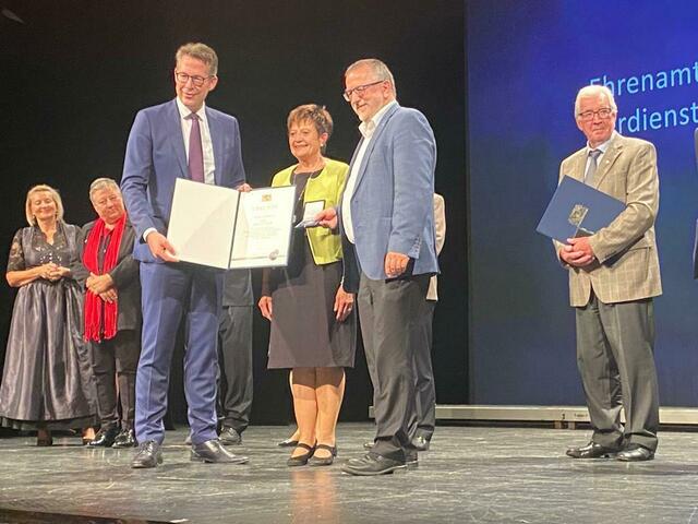 Rosi Aulbach mit StM Markus Blume und Präsident des Bayerischen Musikrats Dr. Helmut Kaltenhauser, bei der Überreichung der Ehrenamtsmedaille | Foto: Hutzelgrund-Theater/Walter Aulbach