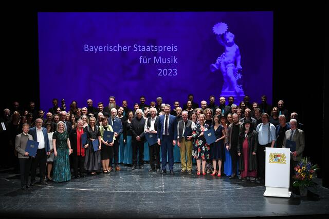 Kunstminister Markus Blume mit den Preisträgerinnen und Preisträgern | Foto: Andreas Gebert/StMWK